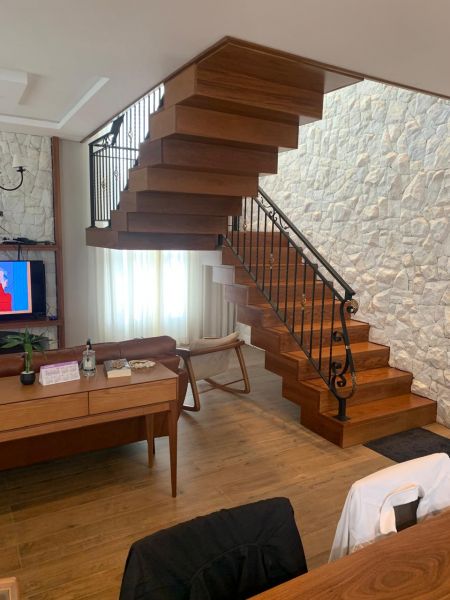 ESCADA ENVELOPADA DE MADEIRA MACIÇA