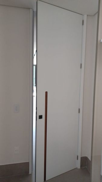 PORTA COM PUXADOR MEIA CAVA